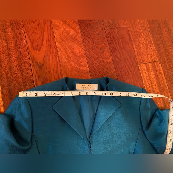 Tahari Skirt Suit - US 2 - Fitted w Pleats & belt for fitted silhouette - Picture 9 of 14